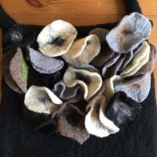 フェルト ショルダーバッグ 黒の画像