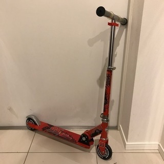 男の子向けキックボート（カーズ折りたたみ式キックスケーター）HUFFY