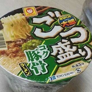 さつまいも一袋とカップ麺