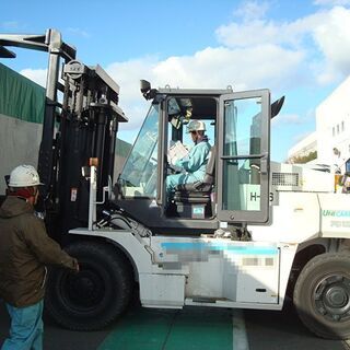 工場構内大型フォークリフトオペレーター（大手住宅メーカー工場内）の画像