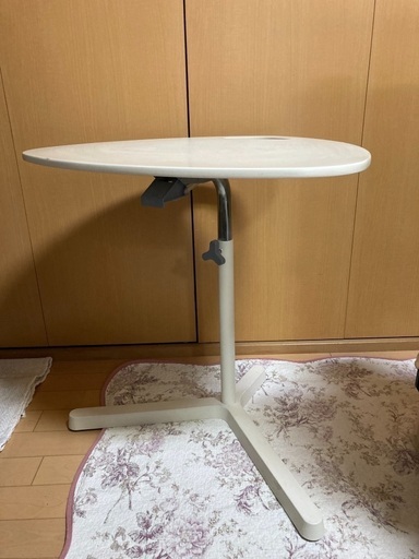 IKEAの調節可能なパソコンテーブル