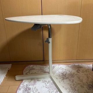 IKEAの調節可能なパソコンテーブル