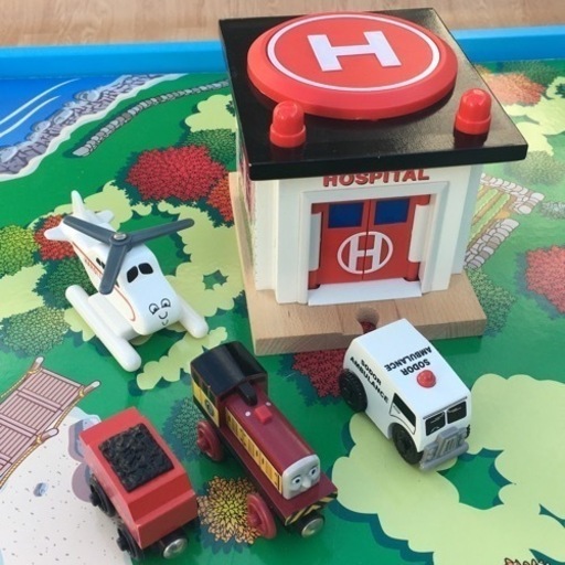 トーマス◇プレイテーブル セット Sサイズ◇木製レール、木製道路、車両付き