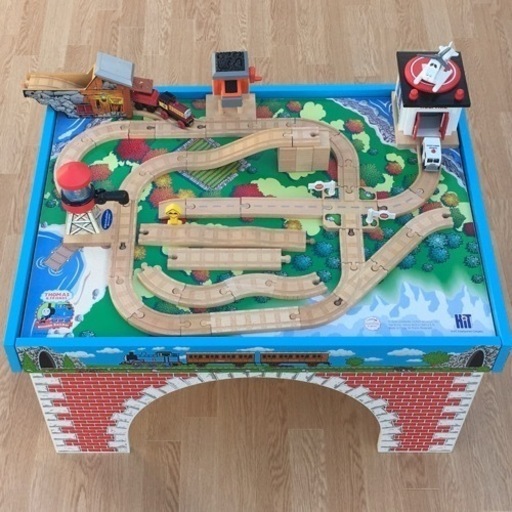 トーマス◇プレイテーブル セット Sサイズ◇木製レール、木製道路、車両付き