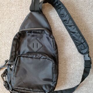 機能的な黒のミニバックパック（アメリカで購入）の画像