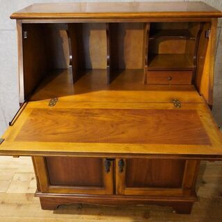 karimoku(カリモク家具)のCOLONIAL(コロニアル)シリーズ ライティングビューロー！アメリカンカントリースタイルのクラシックなデザインは空間を上品な印象に。収納力◎のライティングデスク♪BJ224の画像