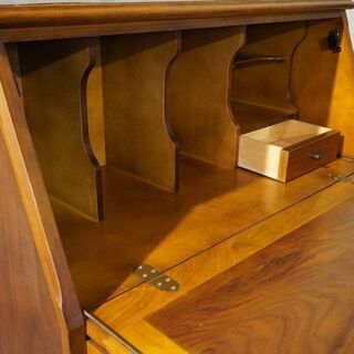 karimoku(カリモク家具)のCOLONIAL(コロニアル)シリーズ ライティングビューロー！アメリカンカントリースタイルのクラシックなデザインは空間を上品な印象に。収納力◎のライティングデスク♪BJ224の画像
