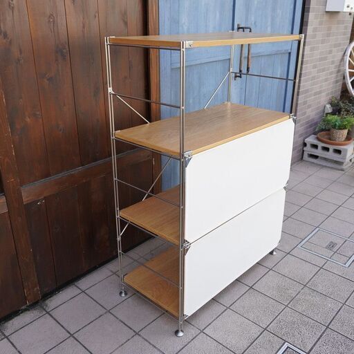 無印良品(MUJI)の人気のオーク材×ステンレス 4段ユニットシェルフ フロントパネル付きです。スッキリとしたデザインはリビングの飾り