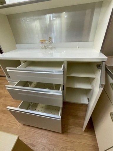 【リサイクルサービス八光】幅110㎝　エナメルホワイト　コンセント付食器棚 リサイクルサービス八光 田上店 配達・設置OK】ホワイト エナメル 大型
