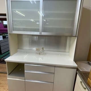【リサイクルサービス八光　田上店　配達・設置OK】ホワイト　エナメル　大型食器棚　2口コンセント付