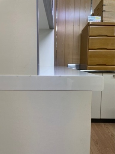 【リサイクルサービス八光　田上店　配達・設置OK】ホワイト　エナメル　大型食器棚　2口コンセント付 リサイクルサービス八光 田上店 配達・設置OK】ホワイト エナメル 大型