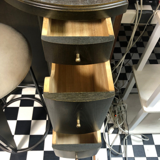 【リサイクルサービス八光　田上店　配達・設置OK】ダークブラウン　1口コンセント付ドレッサーの画像