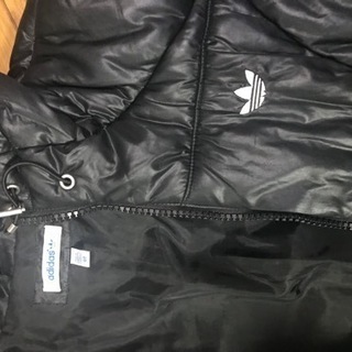 adidasダウンの画像