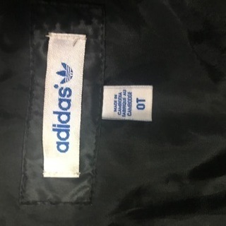 adidasダウンの画像