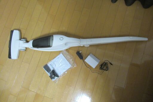 美品　付属品あり　正常作動品　スティック型コードレスクリーナー AT-TC12-W [サイクロン式 /コードレス]　ホワイト　TAGlabel by amadana　タグレーベル バイ アマダナ