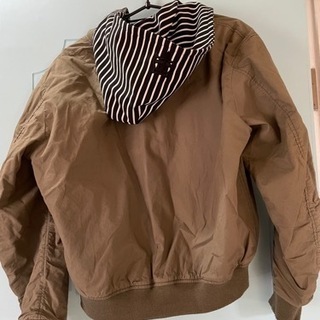 ブルゾンフード付きの画像