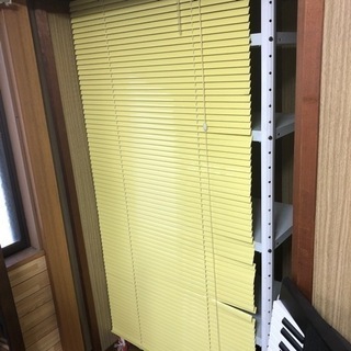 スチールラック白　ブラインド付きの画像