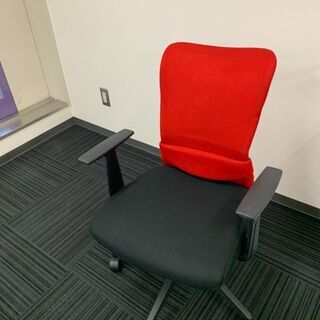【10月29日まで】赤いオフィス用のメッシュ素材チェアの画像