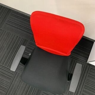 【10月29日まで】赤いオフィス用のメッシュ素材チェアの画像