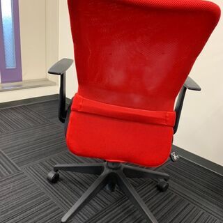 【10月29日まで】赤いオフィス用のメッシュ素材チェアの画像