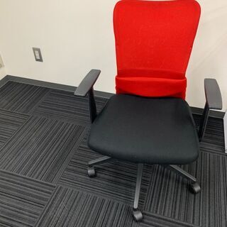 【10月29日まで】赤いオフィス用のメッシュ素材チェアの画像