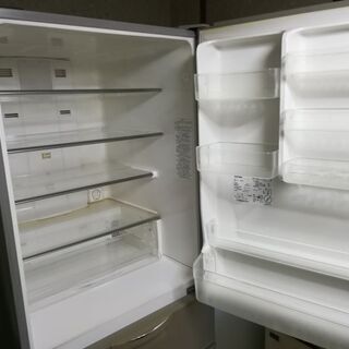 冷蔵庫　ちょっと古いものですが、なかが綺麗で、傷などはすかないほう