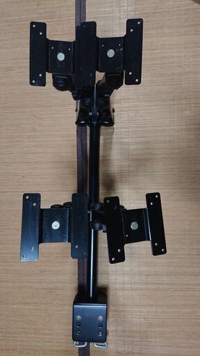 液晶モニターを最大4枚同時に設置可能なマルチモニターアーム