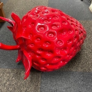 大きなイチゴ　モニュメント　雑貨の画像