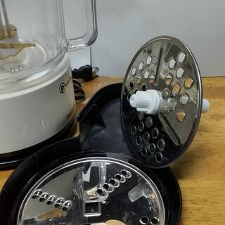 5,000円⇒3,800円⇒3,000円に値下げします。フードプロセッサーの画像