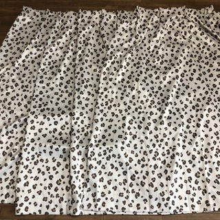 新品同様　定価8000円　ニトリ　遮光2級カーテン(ATレオパード 100X135X2) 2セットの画像