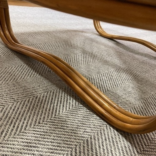 籐のテーブル