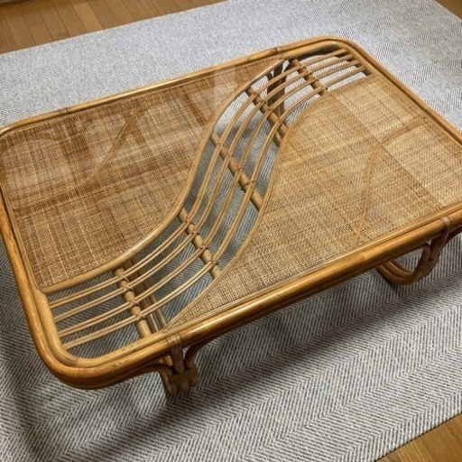 籐のテーブル