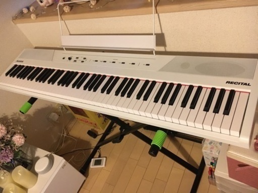 888M Alesis 電子ピアノ 88鍵盤 セミウェイト コンパクト 電池駆動 スピーカー内蔵 初心者 レッスン機能 Recital ホワイト