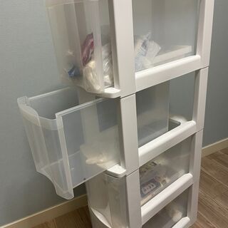 4段の収納ボックスの画像