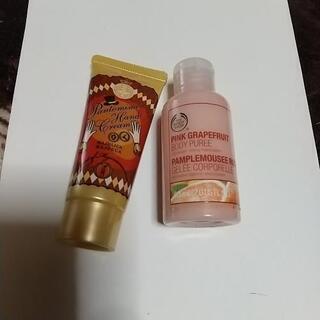 つけま、ハンドクリーム、化粧品の画像