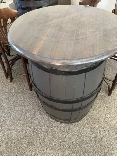 バルで使っていた樽テーブル