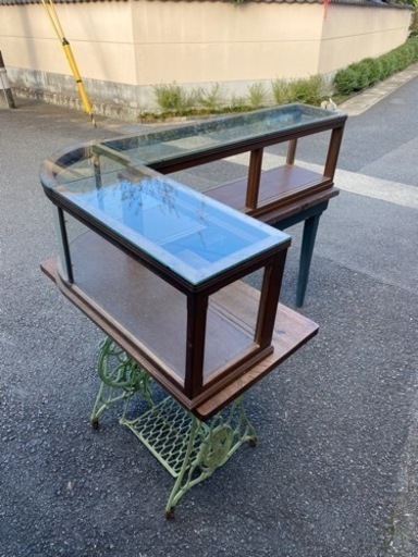 アンティークL型ショーケース。