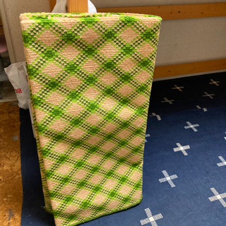 【譲り先決定】古いカーペット、黄色×緑、3畳(本間)、長期自宅保...