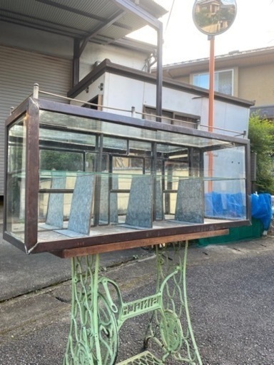 値下げ！鉄のアンティークショーケース