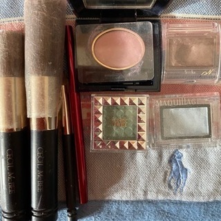 メイク用品セットアイシャドウ、ブラシの画像