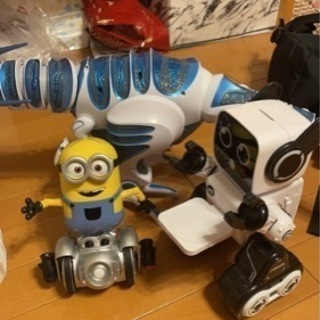 おもちゃ(恐竜、ロボット、ミニオン)