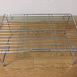 ラック２点、カゴ、敷物の画像