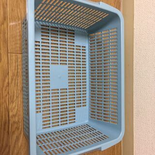 ラック２点、カゴ、敷物の画像