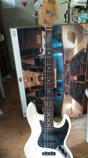エレキベース　　８千円　　⁂早い者勝ちです。来たら買えます。