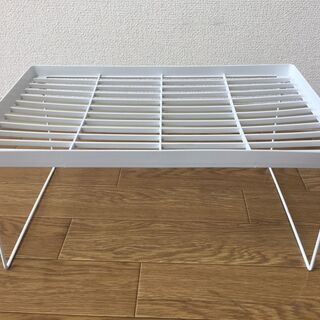 ラック２点、カゴ、敷物の画像