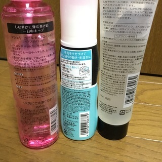 ウェーブスタイルに使える ヘアスタイリング剤3点セットです。 どれも残量は8割程度です。  マシェリ　カールセットローション　 リーゼウォータリージュレ　 ヘアメイクアクアジェリングの画像