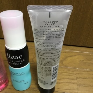 ウェーブスタイルに使える ヘアスタイリング剤3点セットです。 どれも残量は8割程度です。  マシェリ　カールセットローション　 リーゼウォータリージュレ　 ヘアメイクアクアジェリングの画像