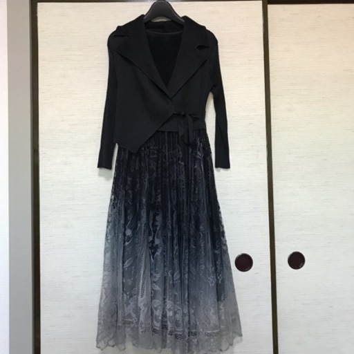 黒いロンぐワンピース、花レスとてもおしゃれです