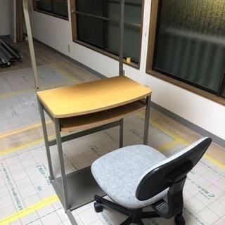 パソコン用の机とイス