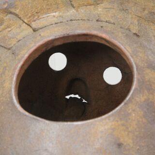 特大 時代物 信楽焼 初期 たぬき 置物 焼物 穴のあいた目 瘦せ型 牙 縁起物 笠 通帳 大きなおなか 金袋の画像